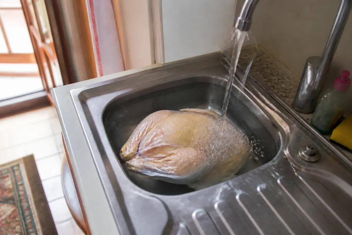 Décongeler du poulet : Astuces sûres pour une cuisson parfaite ?